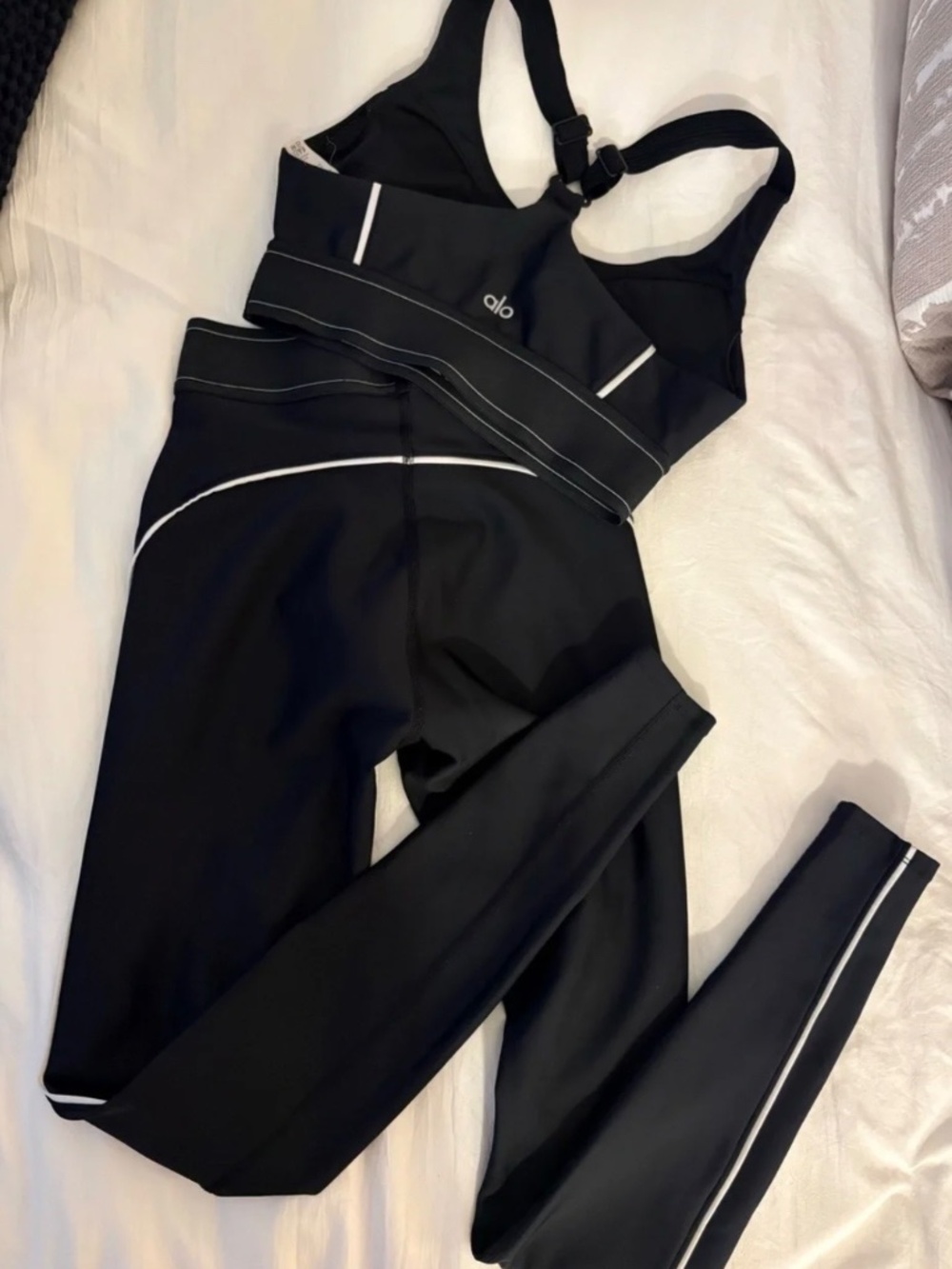 Alo yoga set leggings and bra new with tag airlift - Picture 2 of 2